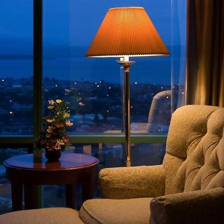 Hotel Marco Polo Davao Stadt Zimmer foto A table lamp