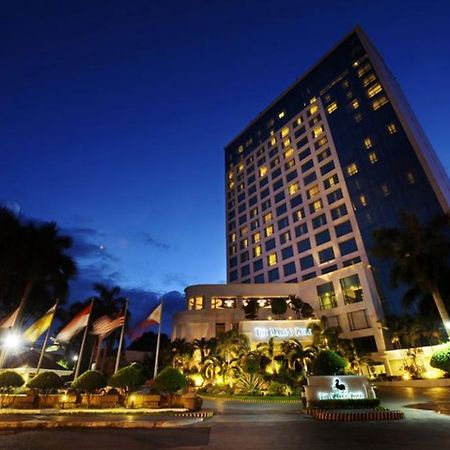 Hotel Marco Polo Davao Stadt Exterior foto The hotel at night