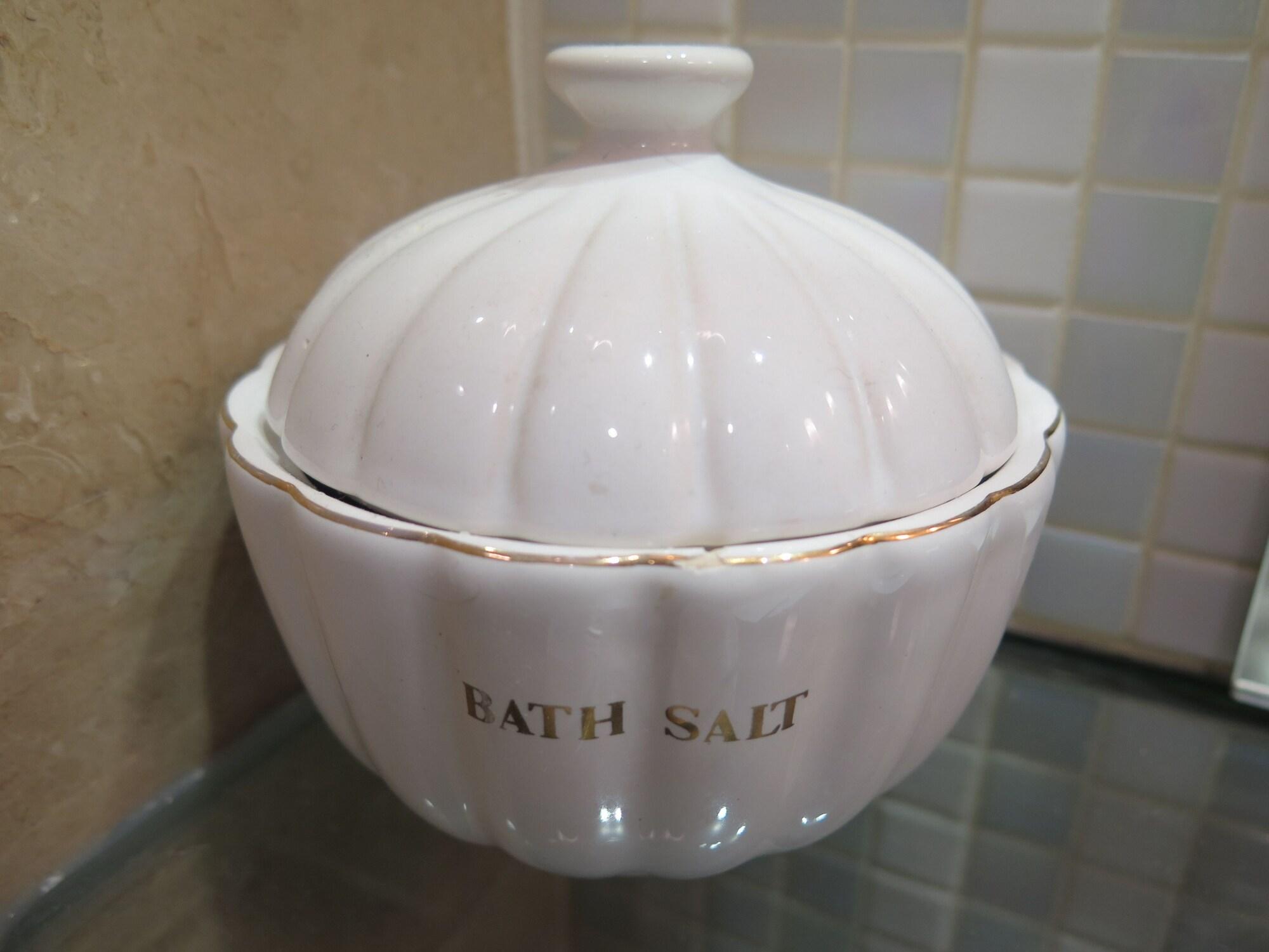Hotel Marco Polo Davao Stadt Exterior foto A container of bath salt