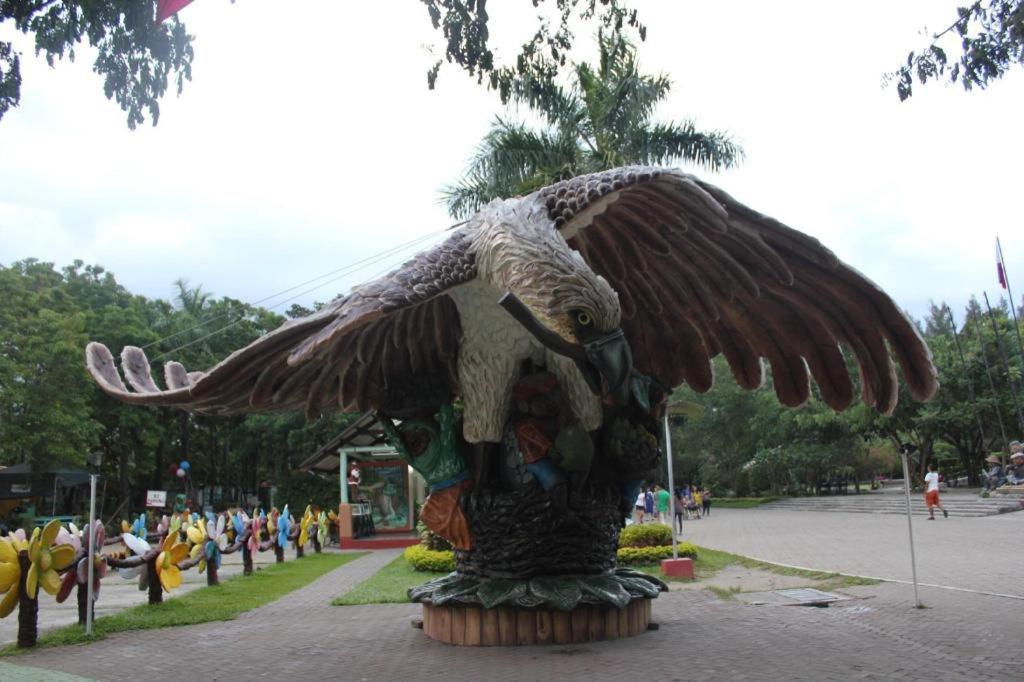 Hotel Marco Polo Davao Stadt Exterior foto The Eagle statue at the entrance of the park