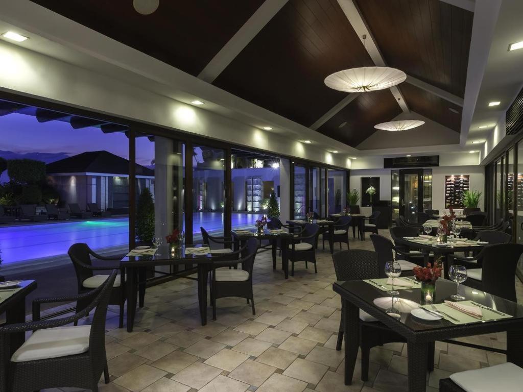 Hotel Marco Polo Davao Stadt Exterior foto The restaurant
