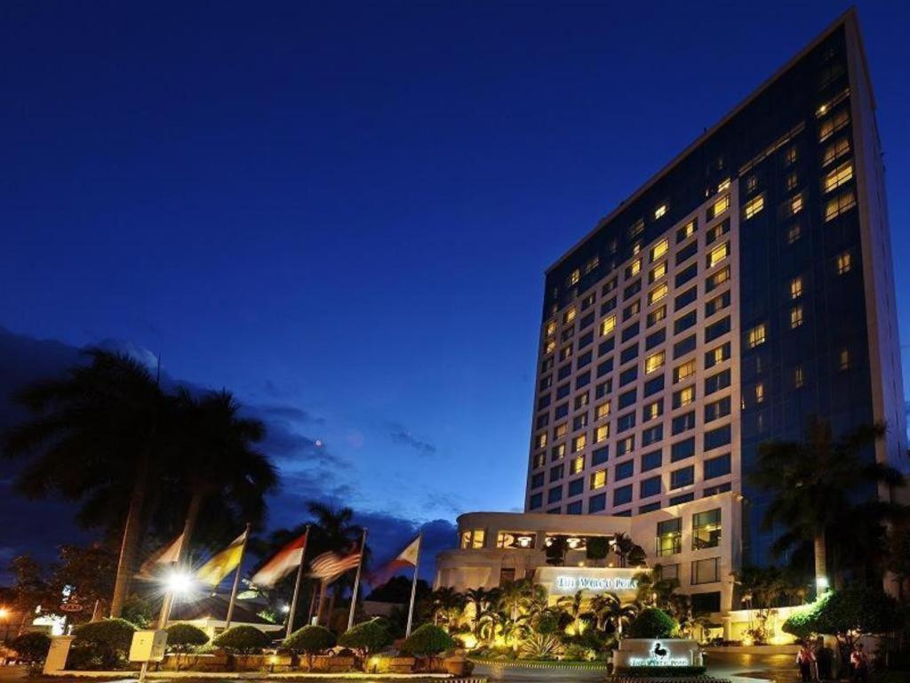 Hotel Marco Polo Davao Stadt Exterior foto The hotel at night