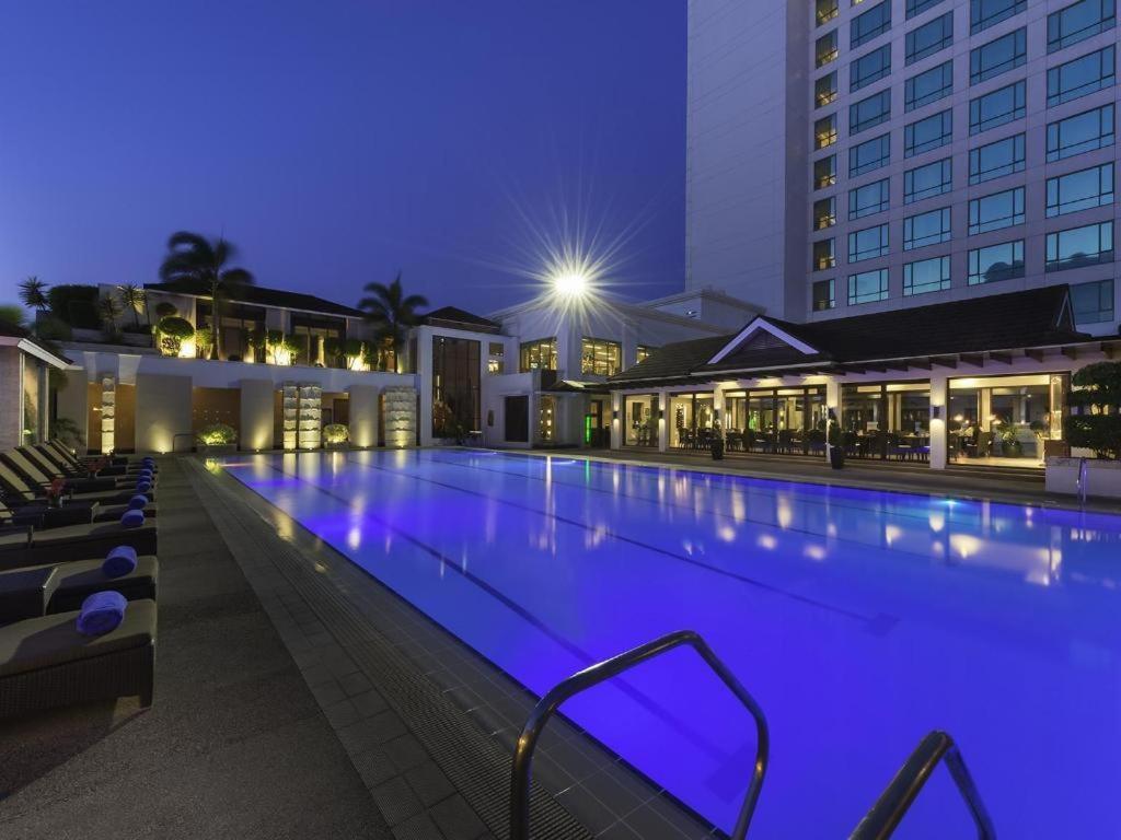 Hotel Marco Polo Davao Stadt Exterior foto The pool at the hotel