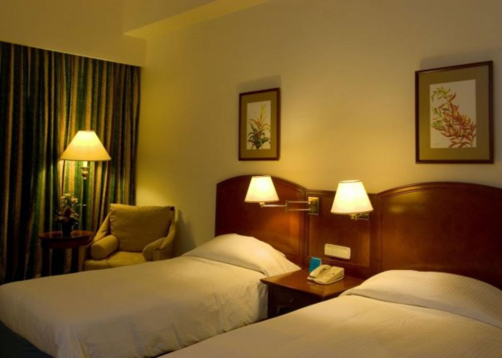 Hotel Marco Polo Davao Stadt Exterior foto A room at the hotel