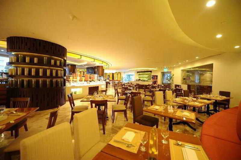 Hotel Marco Polo Davao Stadt Exterior foto The restaurant
