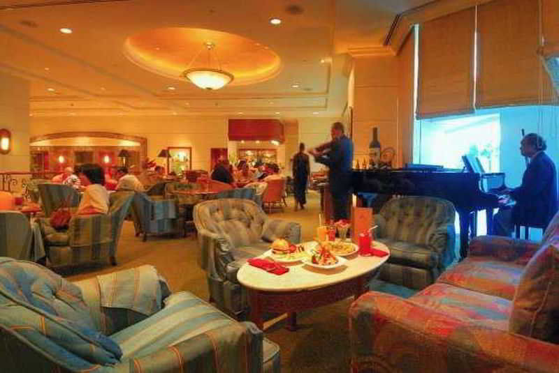 Hotel Marco Polo Davao Stadt Exterior foto The lounge at the airport