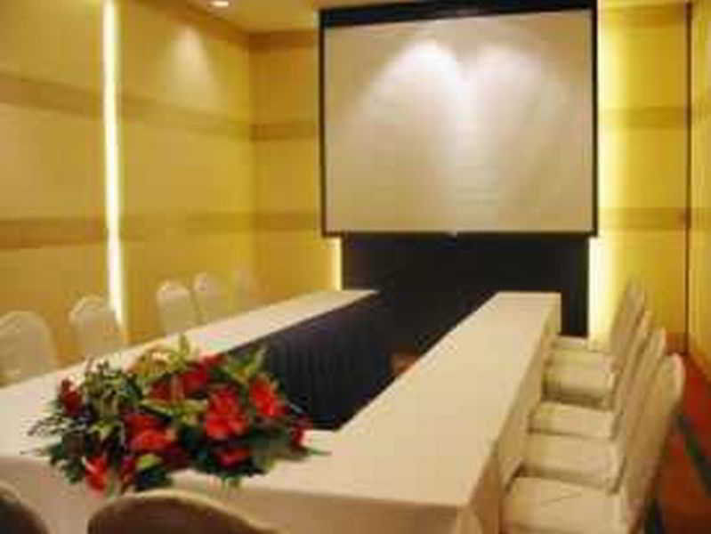 Hotel Marco Polo Davao Stadt Exterior foto A projection screen in a meeting room