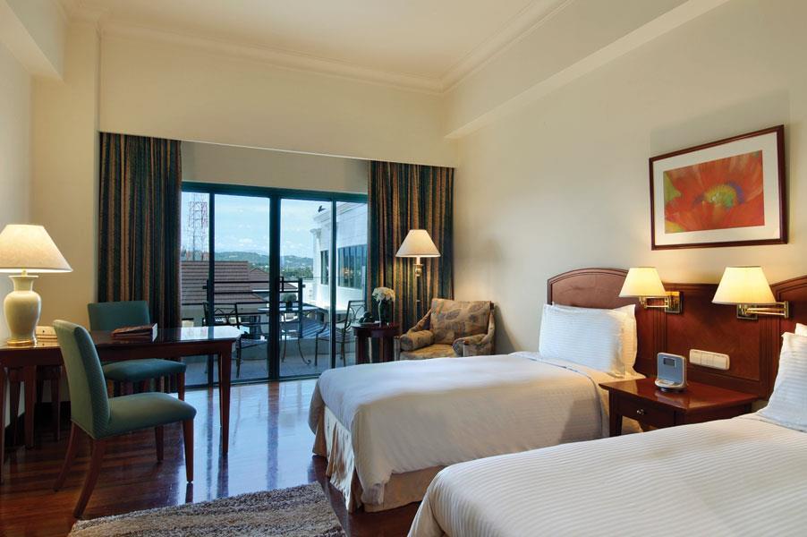 Hotel Marco Polo Davao Stadt Exterior foto A room at the Taj Bengal