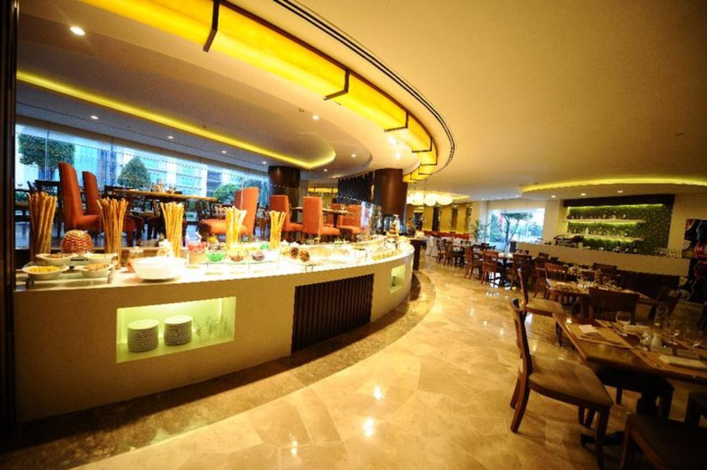 Hotel Marco Polo Davao Stadt Exterior foto The restaurant