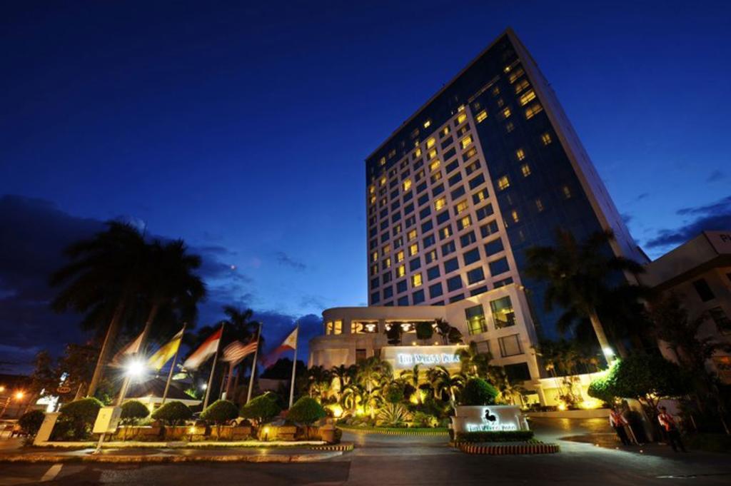 Hotel Marco Polo Davao Stadt Exterior foto The hotel at night