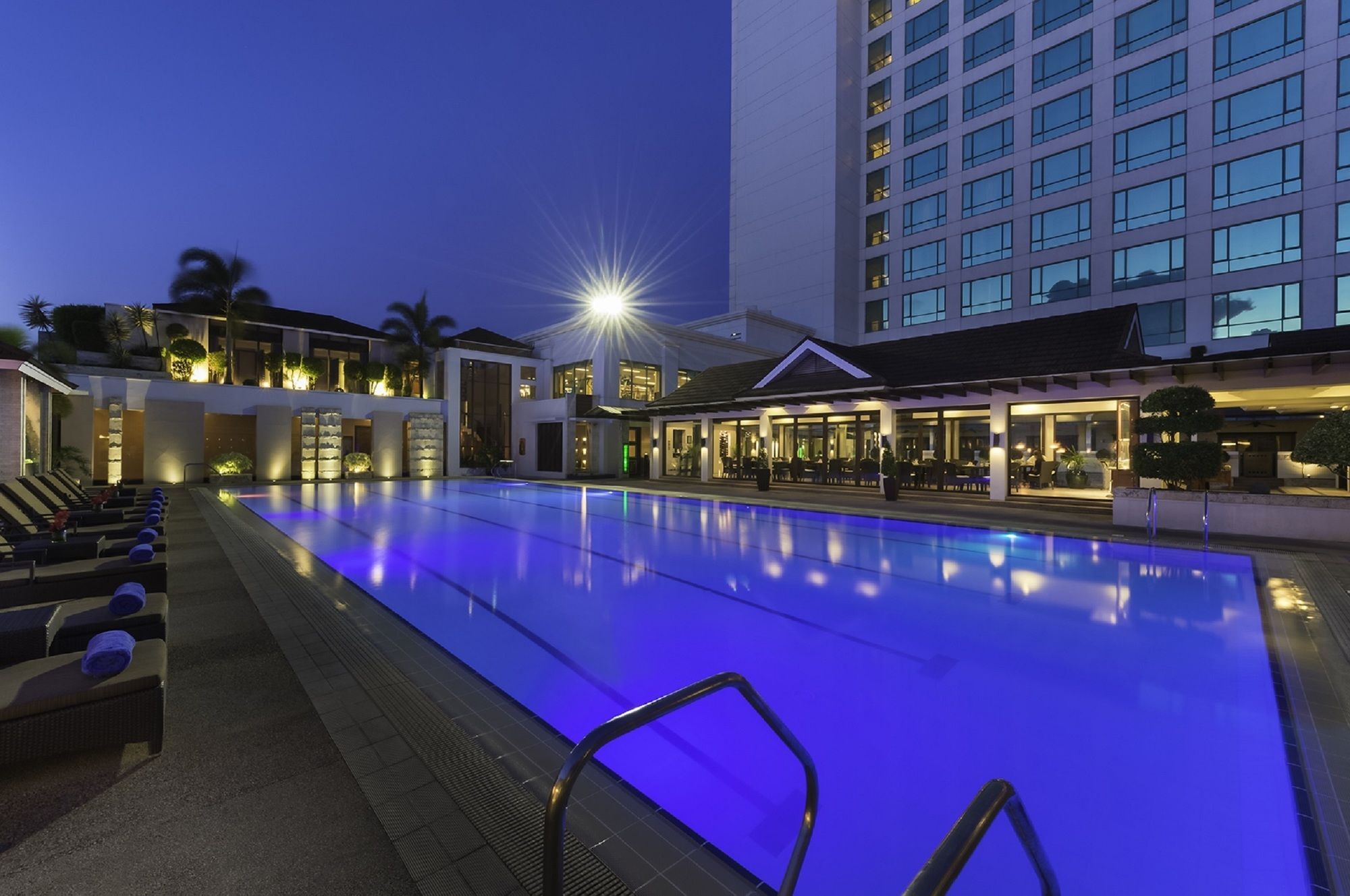 Hotel Marco Polo Davao Stadt Exterior foto The pool at the hotel
