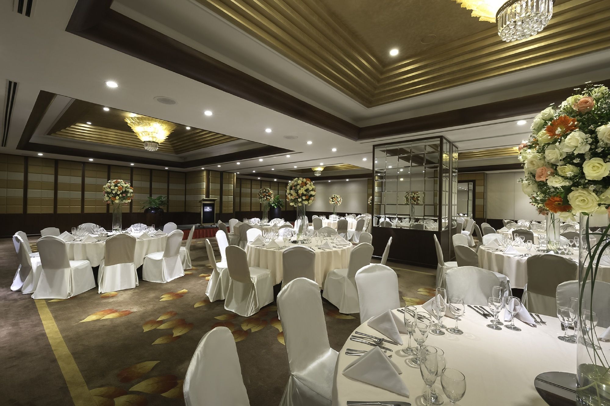 Hotel Marco Polo Davao Stadt Exterior foto The ballroom at the hotel