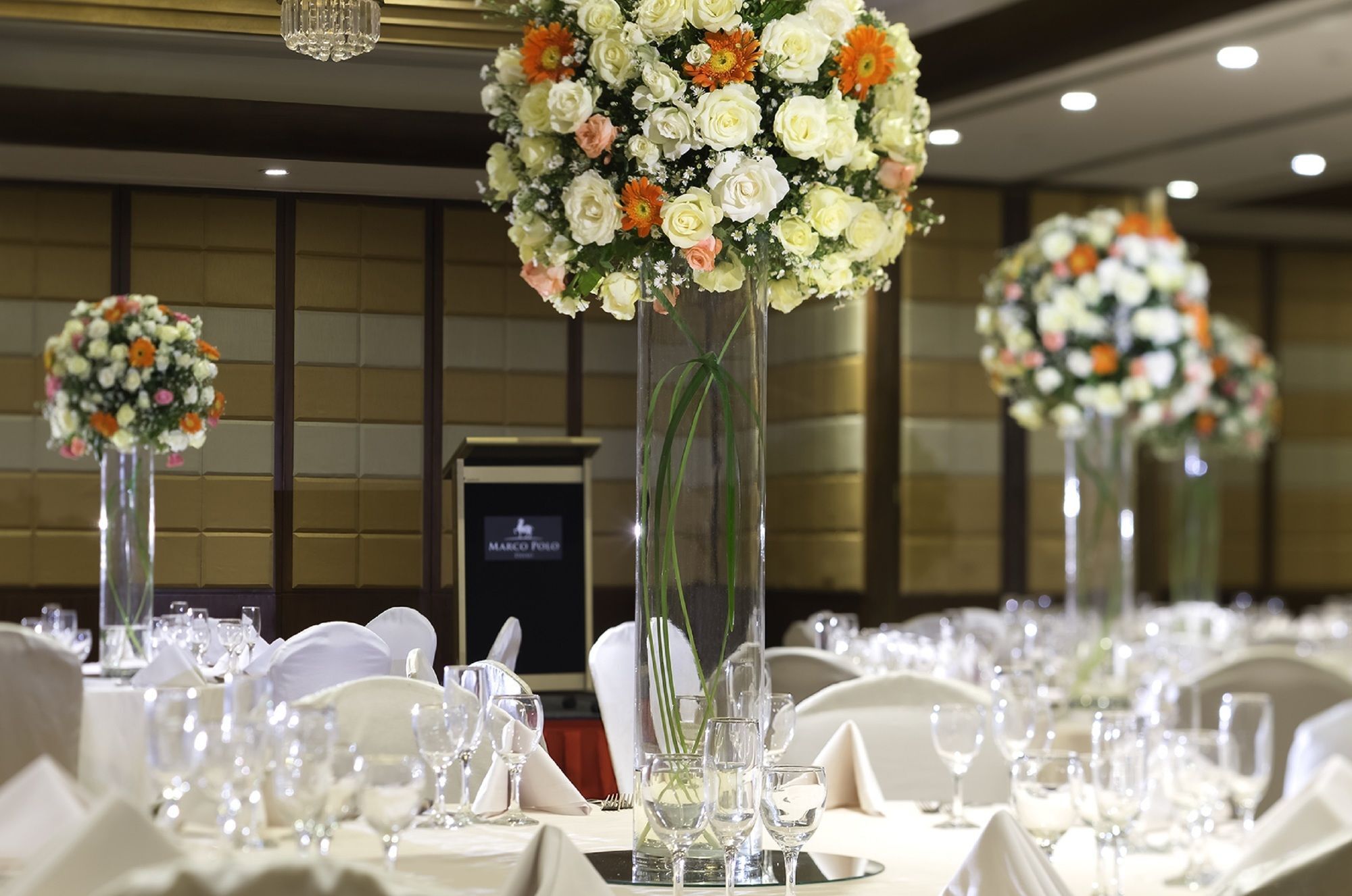 Hotel Marco Polo Davao Stadt Exterior foto A wedding reception at the Mandarin Oriental, Bangkok