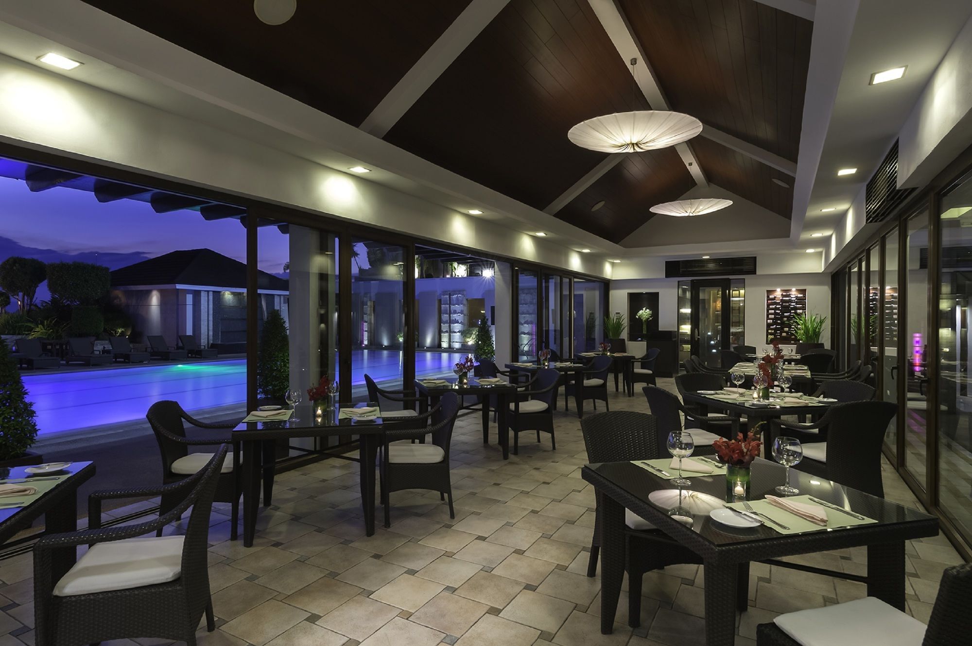 Hotel Marco Polo Davao Stadt Exterior foto The Pool Bar